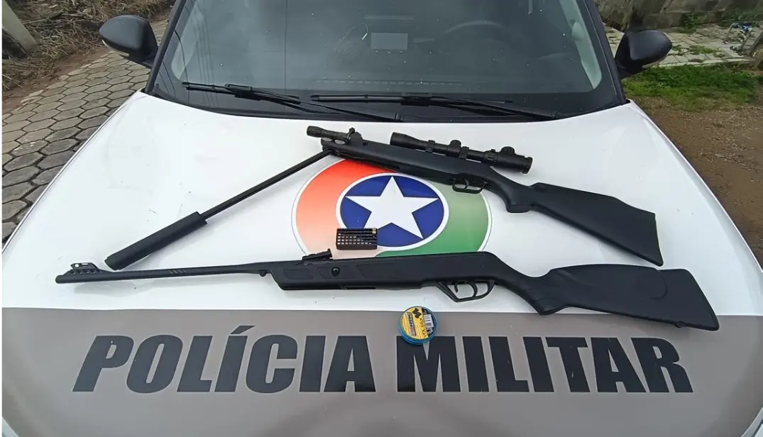 Homem é preso após disparo de arma e PM encontrar espingarda modificada