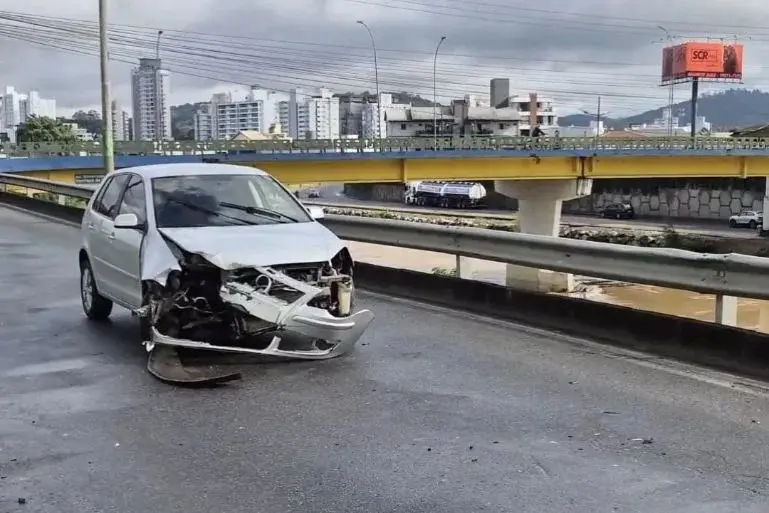 Polo bate em guard rail e fica com a frente destruída em Brusque