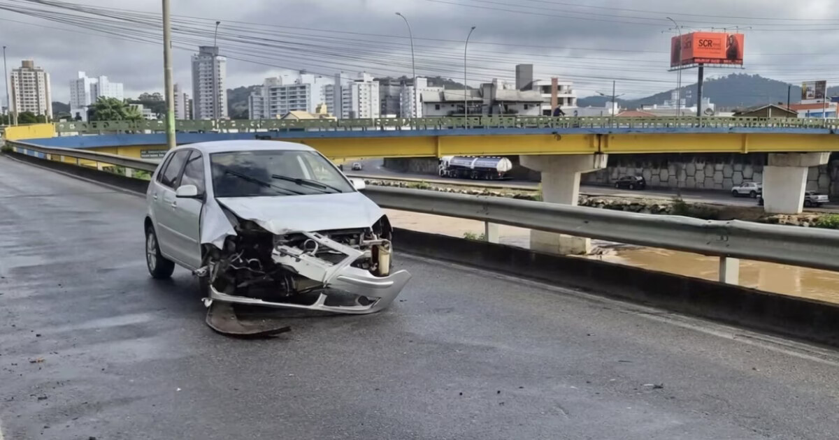 Motorista perde controle e colide contra guard-rail no Centro de Brusque