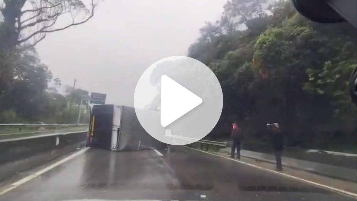 AGORA: BR-101 é totalmente bloqueada após caminhão tombar em Palhoça e filas chegam a 5 km