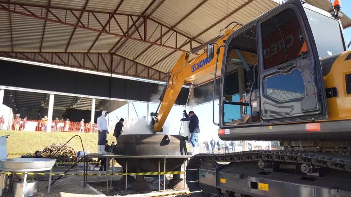 Maior feijoada do mundo é servida no Paraná em panela gigante com ajuda de escavadeira e caminhão-pipa