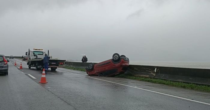 Engavetamento com quatro carros causa fila na BR 101