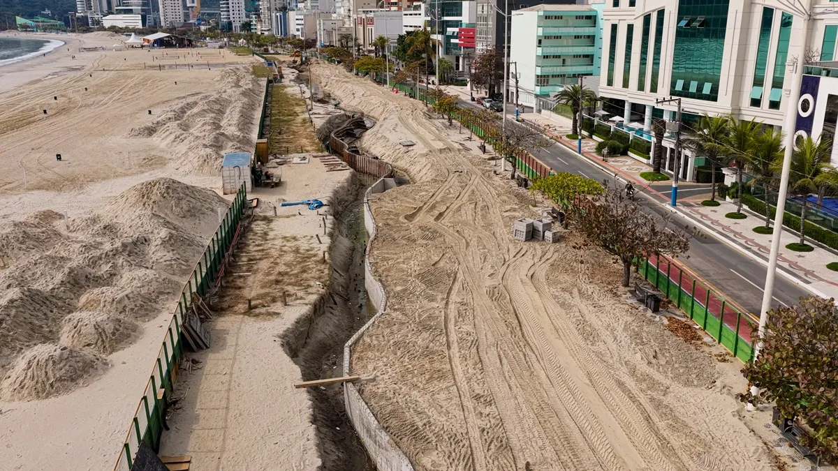 Drone mostra obras de muro subterrâneo na praia de Balneário Camboriú | G1