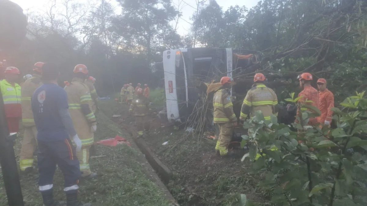 Nove pessoas morrem e outras 40 ficam feridas após ônibus de turismo tombar em rodovia na região serrana do RJ