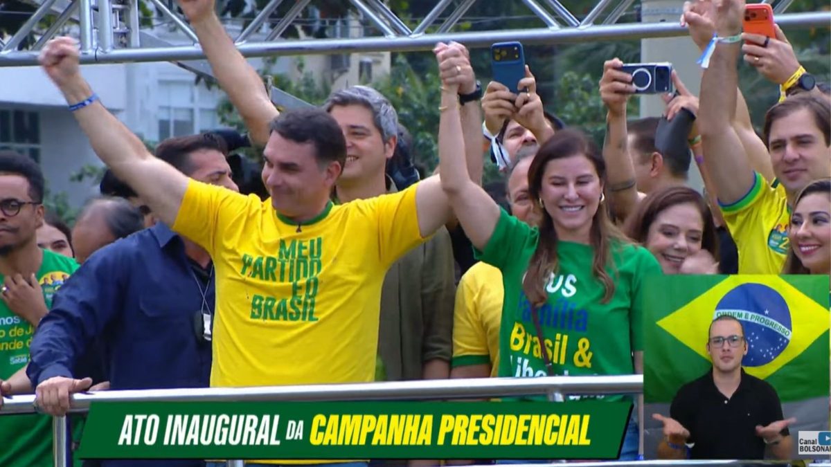 Flávio Bolsonaro lança campanha presidencial em ato na Praia de Copacabana ao lado de aliados e lideranças do PL