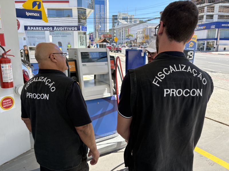 Procon multa oito postos de BC por alta de preços da gasolina