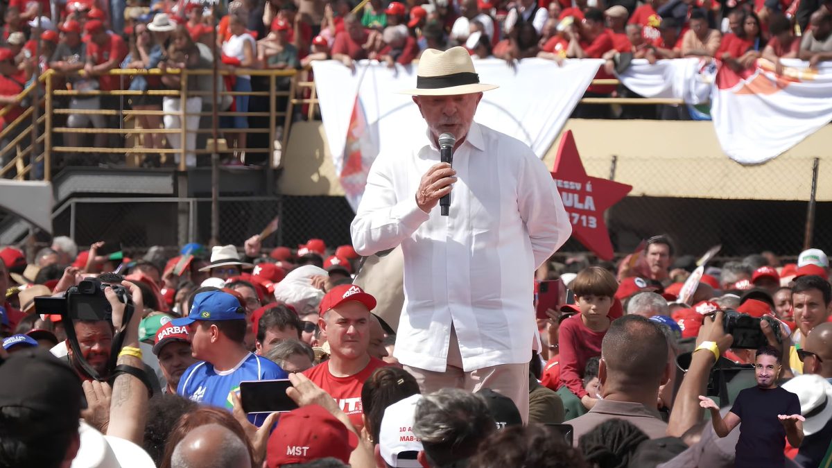 Lula volta em estádio após 50 anos e inicia campanha à presidência no ‘berço político do PT’: ‘Onde tudo começou’