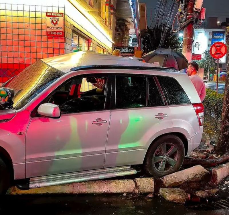 Carro sobe na calçada e bate contra loja na avenida do Estado Dalmo Vieira