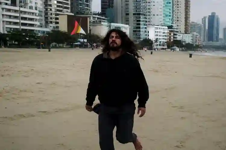 Homem é preso após agredir youtuber na Praia Central de Balneário Camboriú