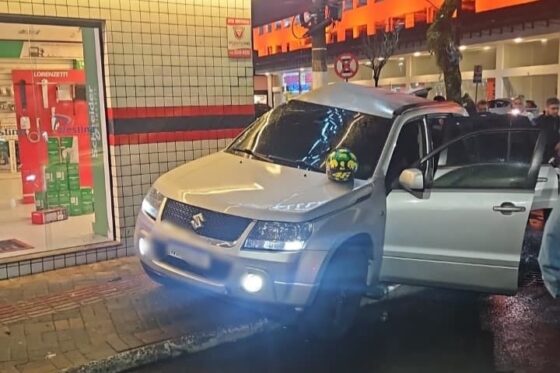 Motorista fica ferido após carro atingir prédio no Centro de Balneário Camboriú