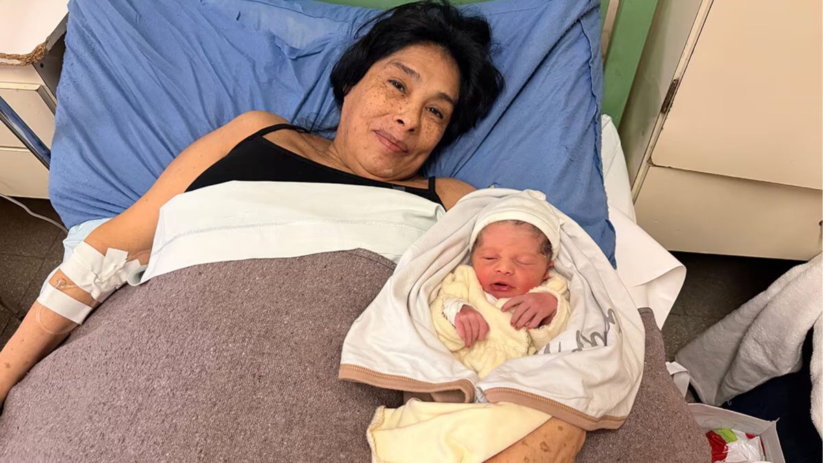 Aos 62 anos, mulher na menopausa dá à luz pela primeira vez e atinge recorde nacional: ‘Passei anos rezando’