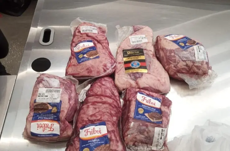 Homem é detido após tentar furtar seis peças de carne em supermercado