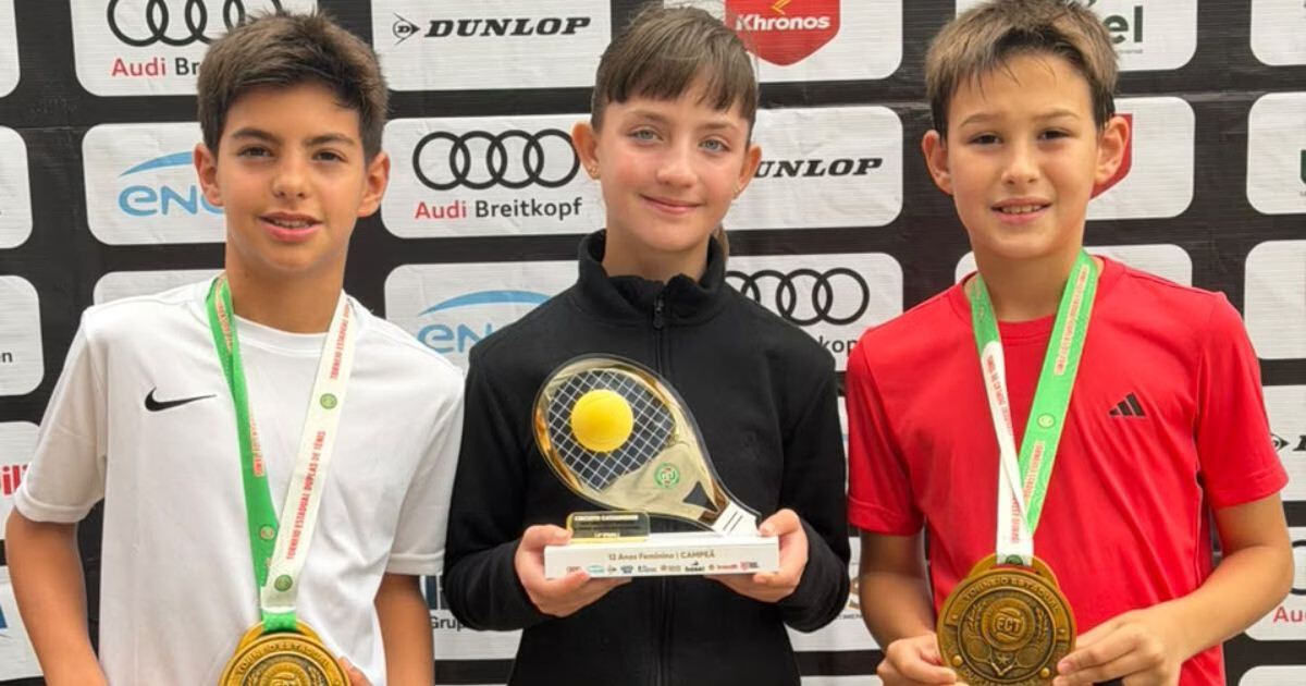 Três brusquenses são campeões em torneio estadual infantojuvenil de tênis em casa
