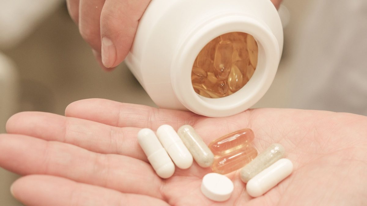 Anvisa proíbe suplementos, gummy e medicamento falsificado; veja a lista dos produtos irregulares suspensos