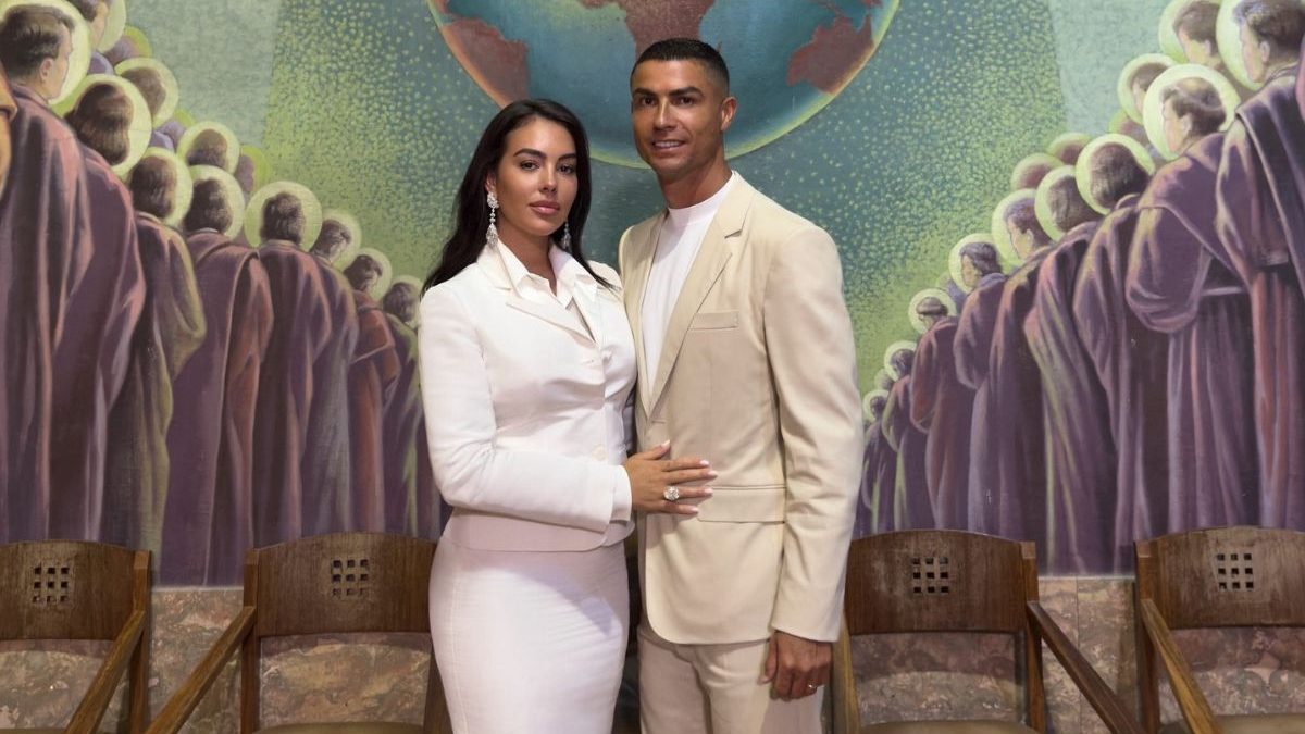 Cristiano Ronaldo e Georgina dão detalhes da celebração de casamento íntimo feito na casa do casal, mas joias de grife chamam atenção pelo valor