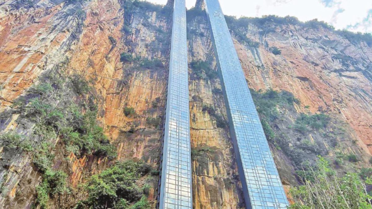 Elevador de vidro surge no meio de cânion em comunidade isolada e leva passageiros a 288 metros de altura, mas obra nasceu de uma necessidade inesperada: encurtar o caminho de estudantes até a escola