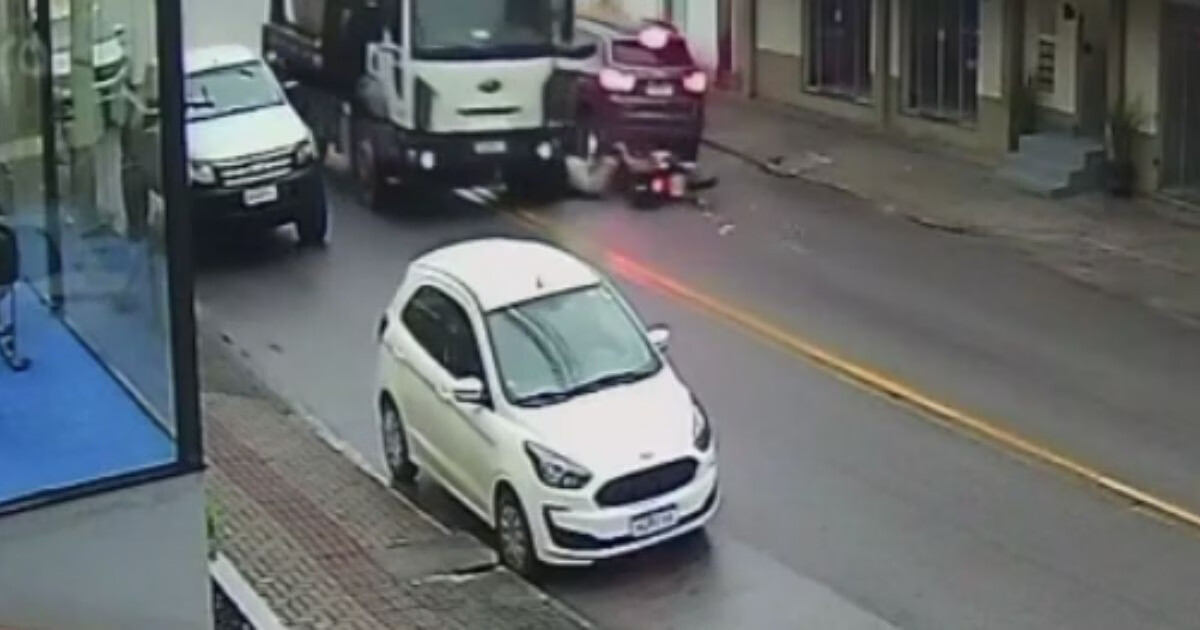 VÍDEO - Câmera registra motociclista derrapando antes de ser atingido por caminhão em Brusque