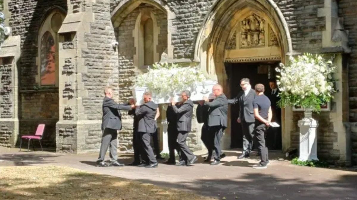 Funeral de Bonnie Tyler: fãs lotam ruas do País de Gales em homenagem à cantora; veja fotos