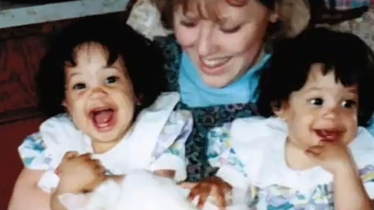 Gêmeas de 12 anos entregaram uma foto a duas desconhecidas no shopping e ficaram sem reação quando descobriram por que uma delas as reconheceu: ela era sua mãe