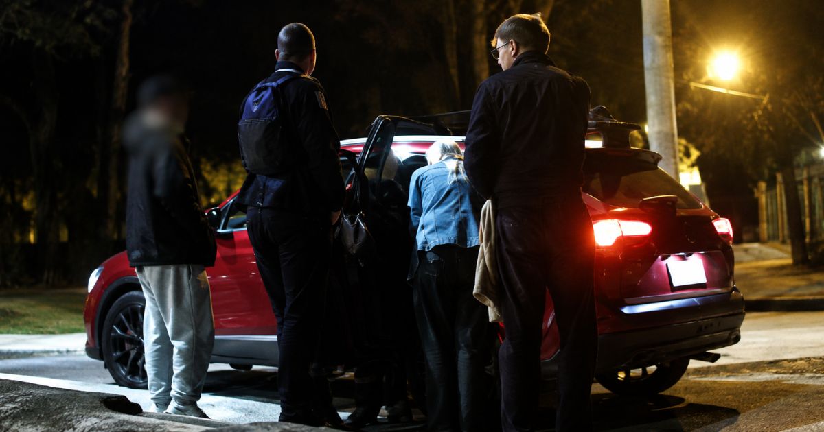 Bebê nasce dentro da delegacia após casal pedir socorro no meio do caminho; a emoção toma conta no momento em que agente usa orientações por telefone para guiar o parto em 7 minutos