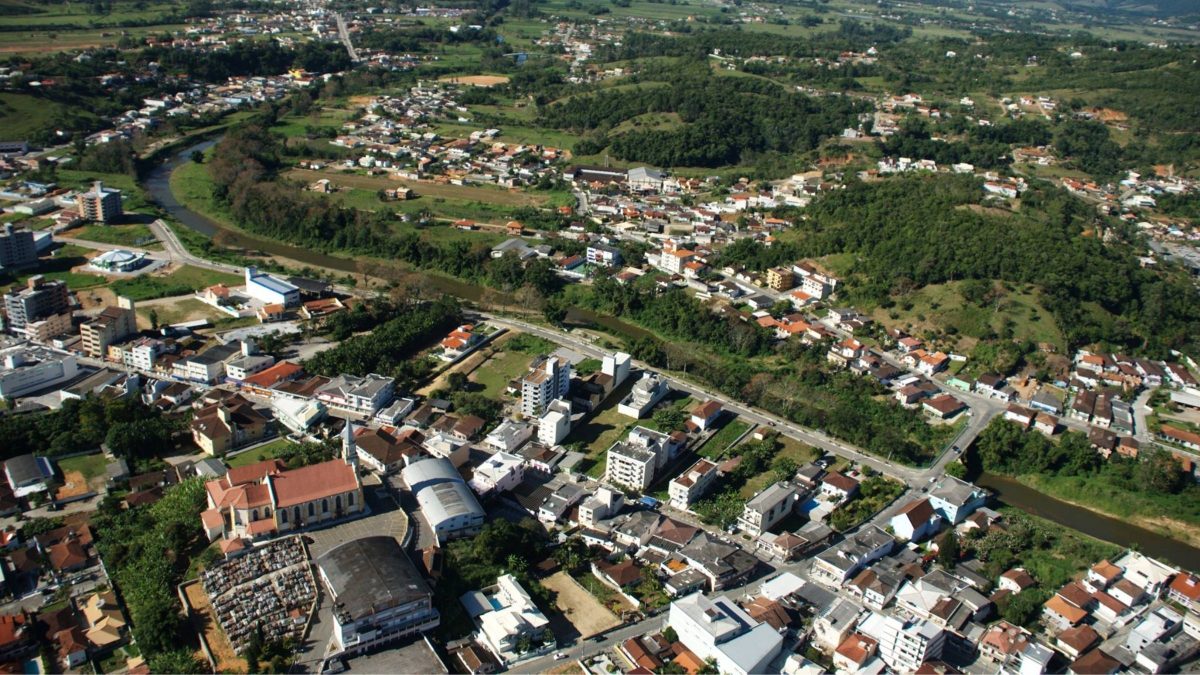 Criança de 6 anos é arrastada por correnteza de rio em SC e bombeiros se mobilizam em buscas