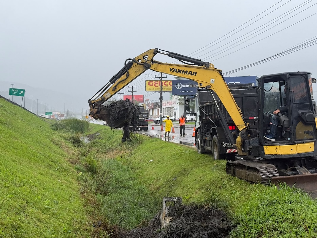 Limpeza de valas nas marginais da BR-101 continua nesta segunda-feira em Balneário Camboriú