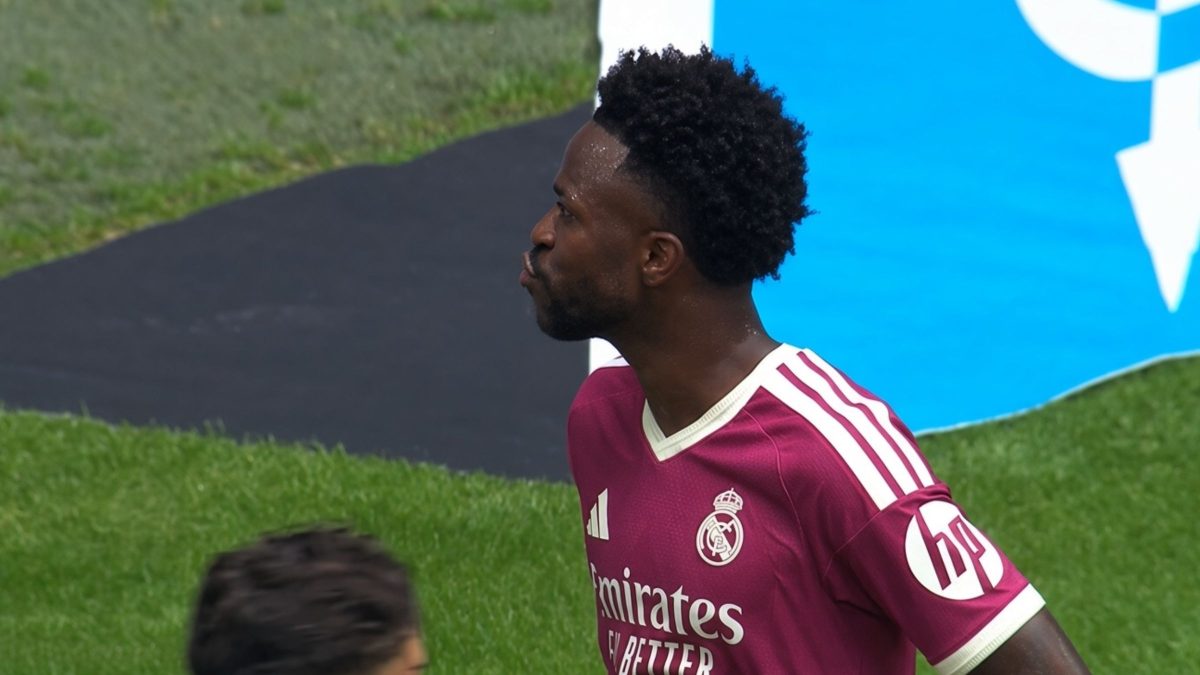 À espera de Virginia, Vini Jr. manda beijo em jogo do Real Madrid e causa ‘choque’ na Espanha