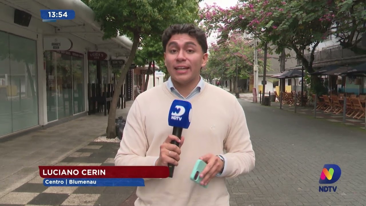 Centro: mulher invade contramão na rua Curt Hering