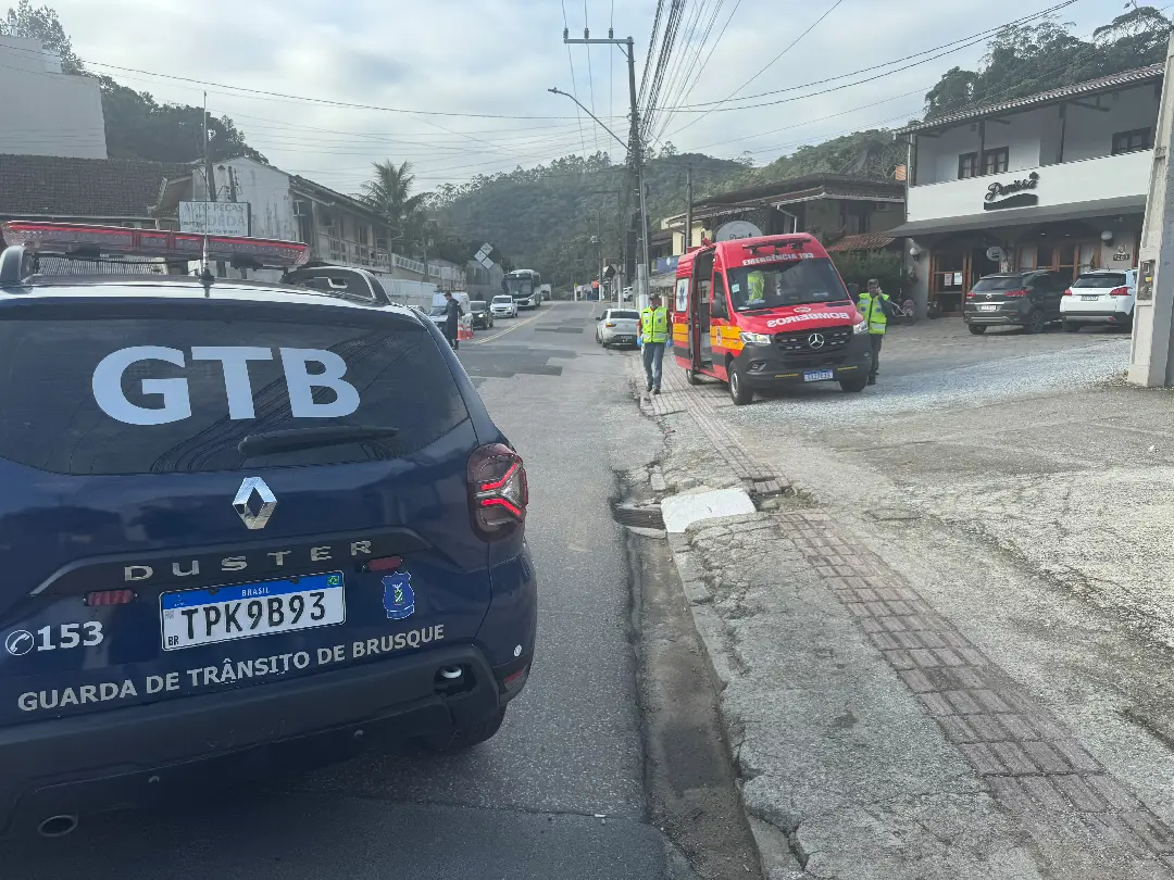 (VÍDEO) Acidente na Primeiro de Maio deixa mulher ferida