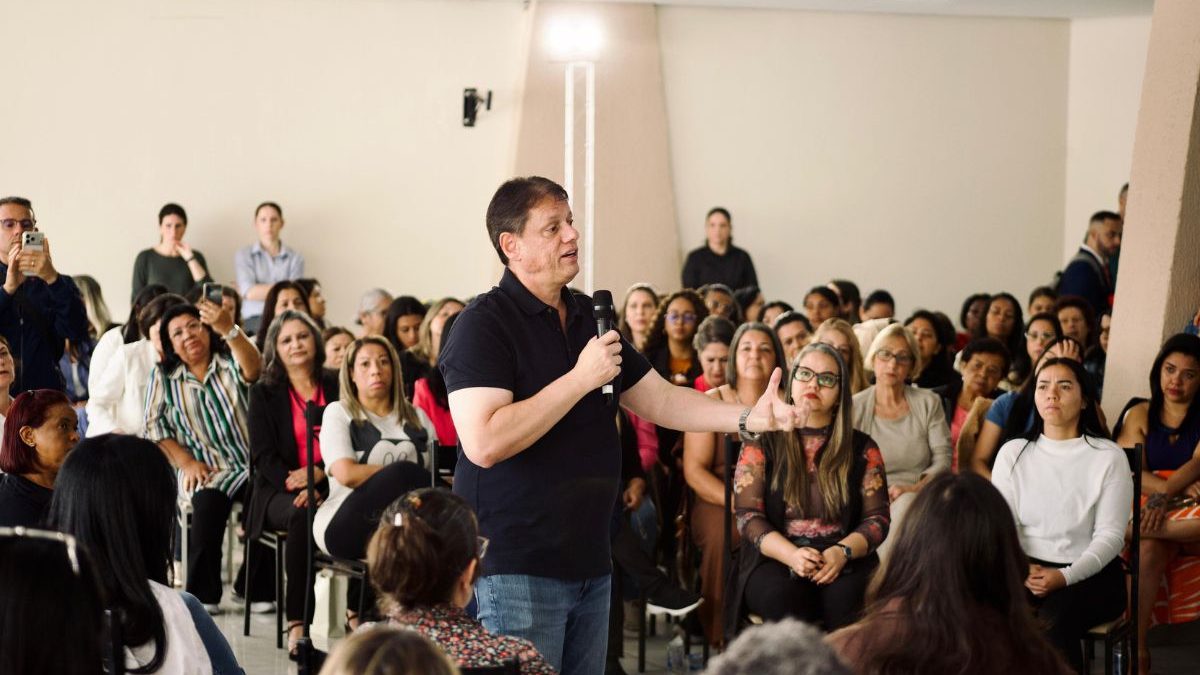 Tarcísio inicia campanha à reeleição e deixa Flávio Bolsonaro em segundo plano