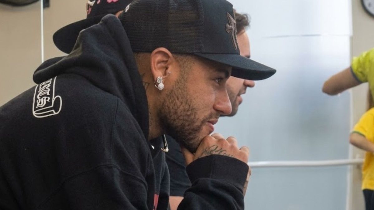 Neymar se emociona com apresentação de balé e mostra lado ‘artilheira’ de Mavie; assista