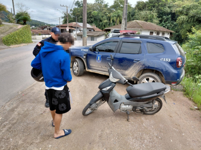 Pai vai retirar motoneta após filho ser flagrado sem CNH, mas também não tinha habilitação para conduzi-la