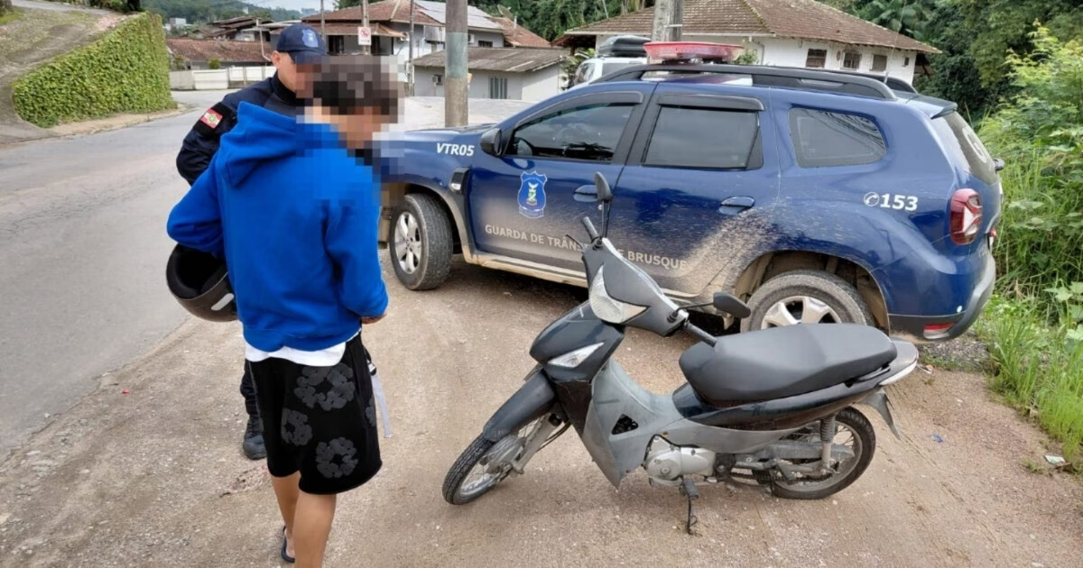 Pai sem habilitação busca moto após filho ser flagrado pilotando sem CNH em Brusque