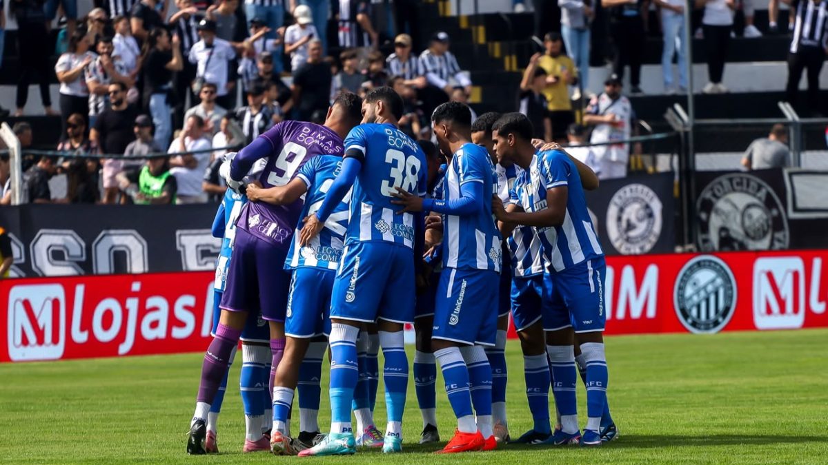 Três pontos com dedo do treinador? Allan Aal utiliza formação inédita em vitória memorável do Avaí