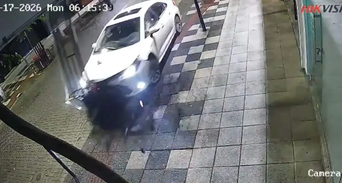 Motorista invade contramão, atinge sinalização e abandona carro em SC | G1