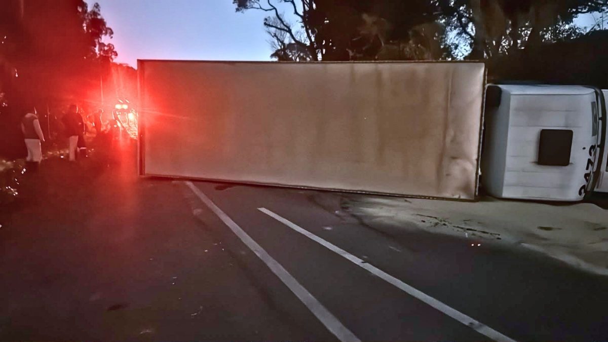 SC-154 é totalmente interditada nos dois sentidos após tombamento de caminhão em Passos Maia e trânsito trava no Oeste de SC