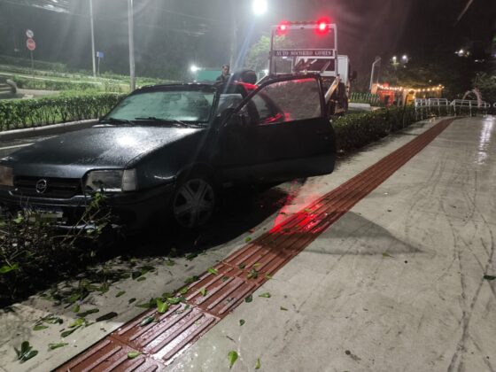 Carro bate no meio-fio, invade canteiro e motorista recusa bafômetro na Miguel Matte
