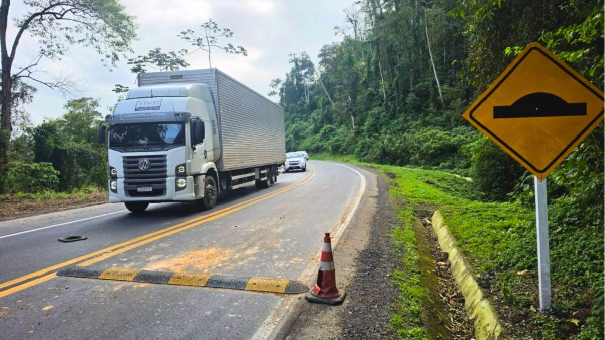 Lombada na BR-280 vira ‘armadilha’ para caminhões e é removida às pressas
