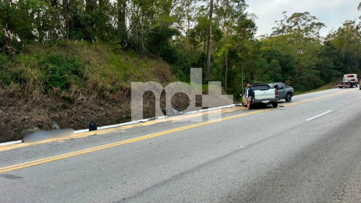 Acidente entre três veículos mata motociclista e ‘trava’ trânsito na BR-282 sentido Litoral e Serra na Grande Florianópolis