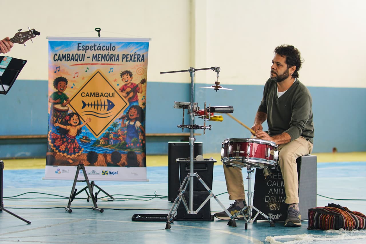 Projeto “Cambaquí – Memória Pexêra” leva música, teatro e identidade local a escolas de Itajaí