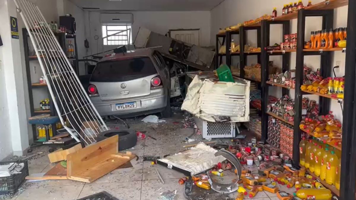 Motorista perde controle do carro, invade comércio e vai parar no fundo de mercearia após destruí-la em Blumenau