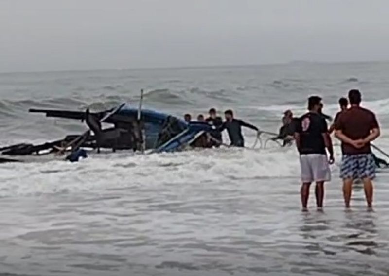 Barco de pesca de camarão vira após forte onda e naufraga
