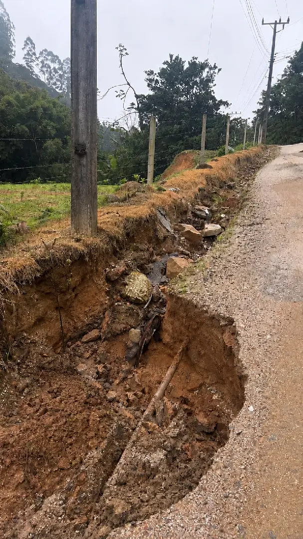 (VÍDEO) Moradores cobram melhorias após erosões e problemas de drenagem na Rua Francisco Alves