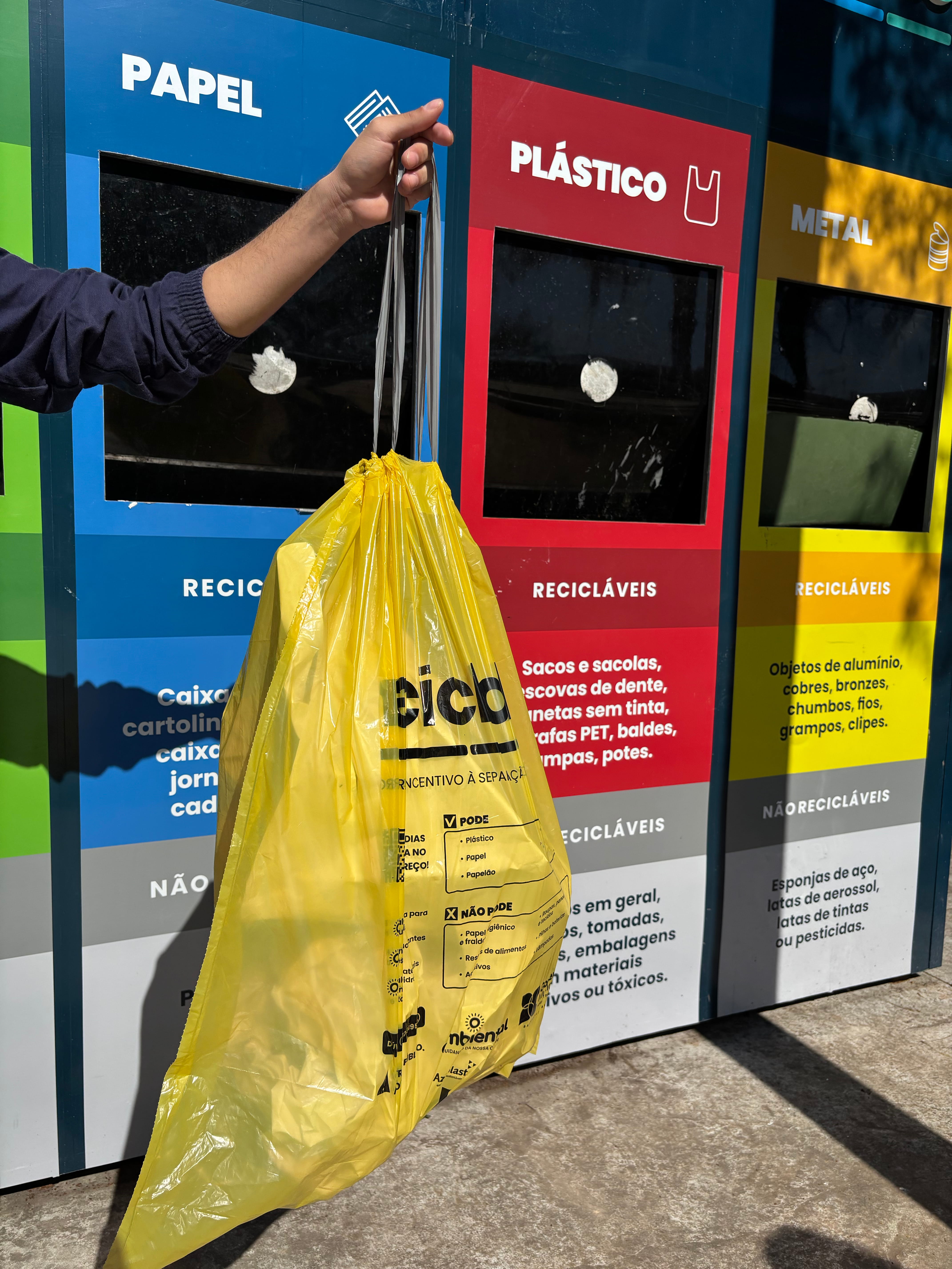 Balneário Camboriú amplia teste com sacos amarelos para coleta seletiva