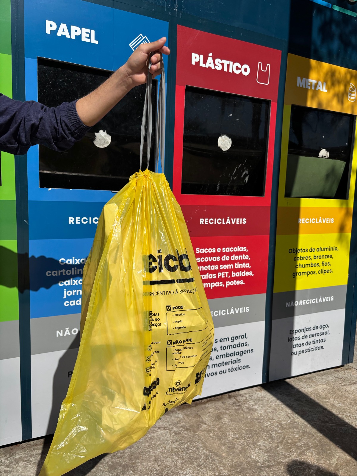Balneário Camboriú amplia teste com sacos amarelos para coleta seletiva |