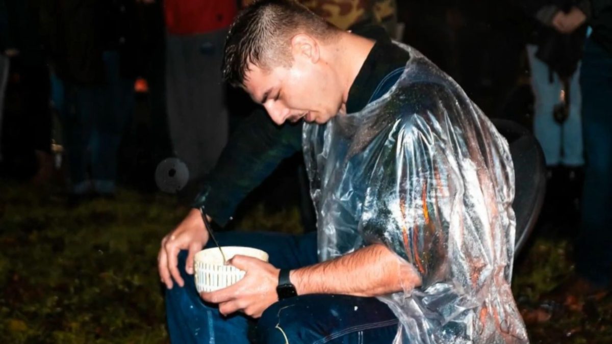 Homem comeu 2,2 kg de salada de batata na chuva após terminar um namoro, mas o motivo que levou centenas de pessoas ao local era outro