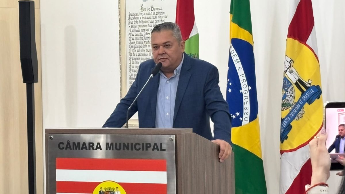 ‘Quem conhece sabe’: vereador investigado por rachadinha, Almir Vieira volta à tribuna após 6 meses afastado, critica imprensa e sai sem dar entrevista em SC