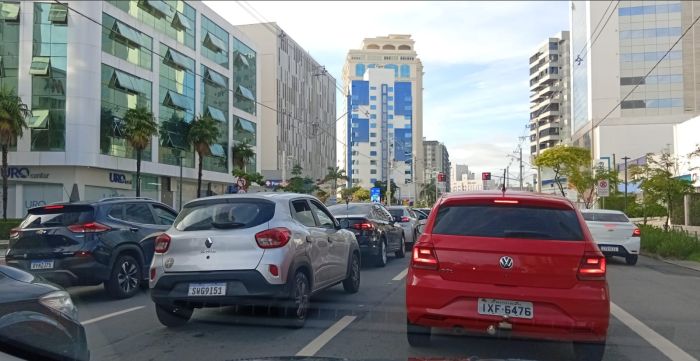 Contorno Sul e centro de Itajaí têm manhã de trânsito intenso