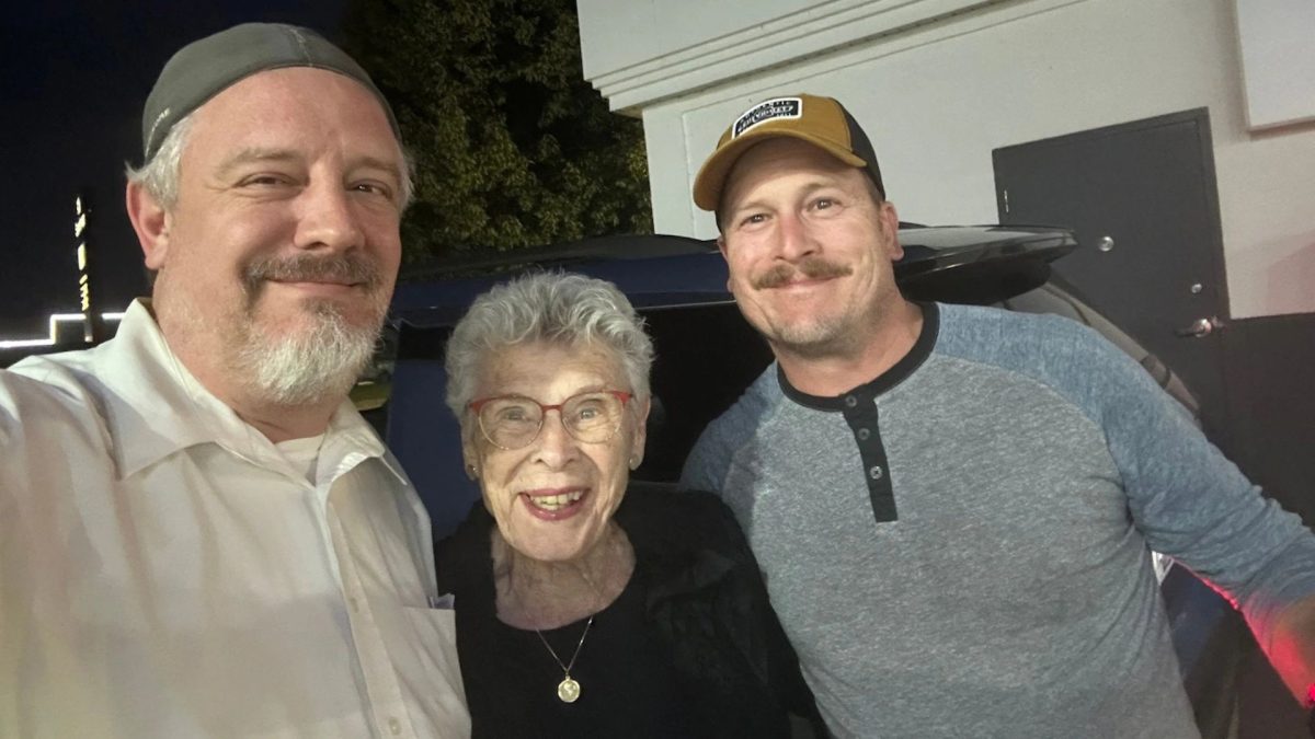 Voo é cancelado e mulher de 90 anos fica presa longe da família, sem conseguir chegar à própria festa, até aceitar passar 7 horas na estrada com dois homens que mal conhecia