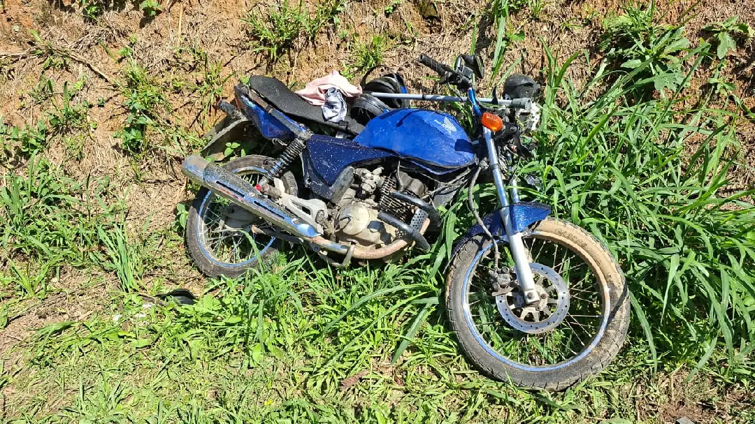 (VÍDEO) Homem de 60 anos fica inconsciente após queda de moto em Brusque